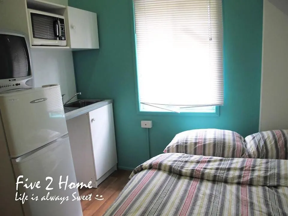 Five 2 Home Backpacker Brisbane 0*,  Australia